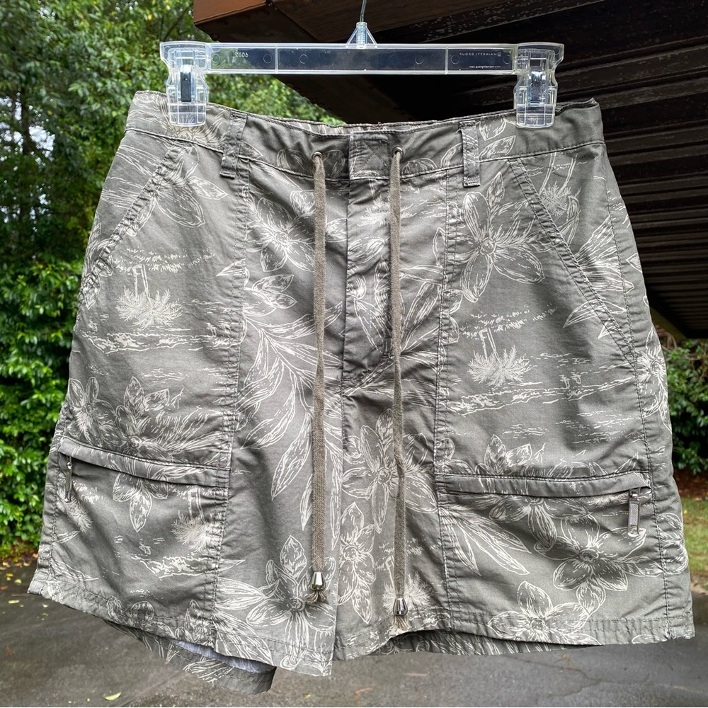 Gloria Vanderbilt 2 toned Hawaiian print shorts with 6 pockets